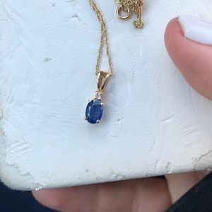 Necklace with sapphire stone